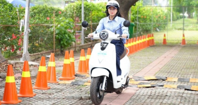 Những thói quen dễ khiến pin xe máy điện nhanh xuống cấp trong mùa nắng nóng